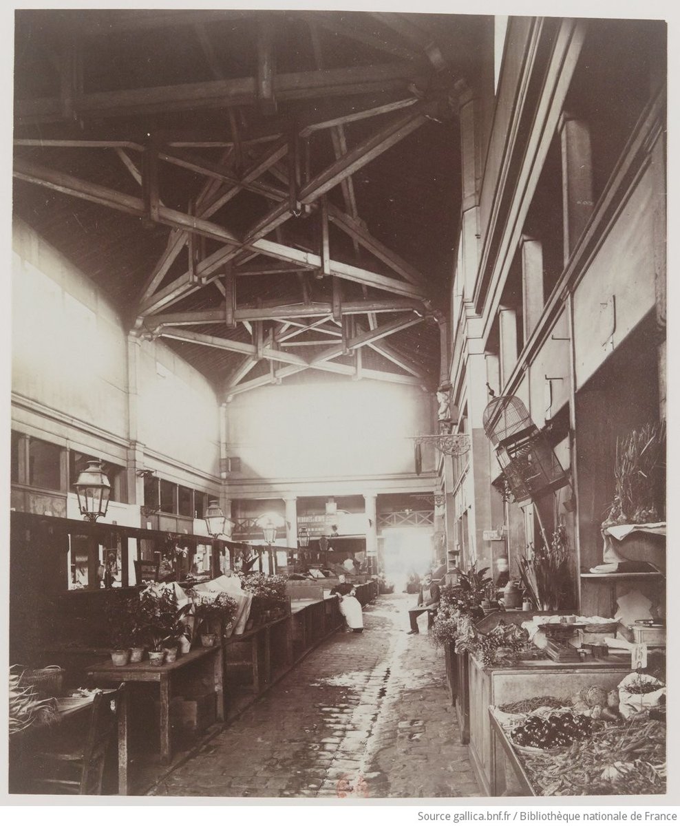 Photographie d'Eugène Atget vers 1900 : l'intérieur du marché couvert des Patriarches à Paris