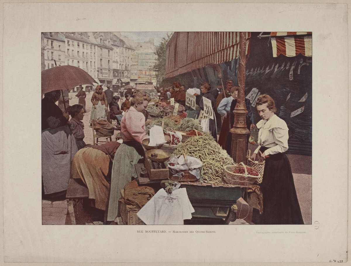 Photographie vers 1900 : marchandes des quatre saisons et leurs voitures à bras dans la rue Mouffetard