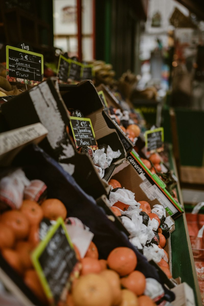 Étal de fruits avec des ardoises de prix écrites à la craie
