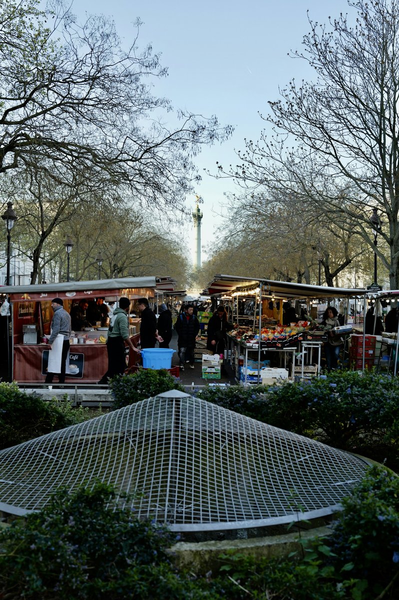 Le marché du boulevard Richard-Lenoir vu d'en haut, avec la colonne de Juillet au fond