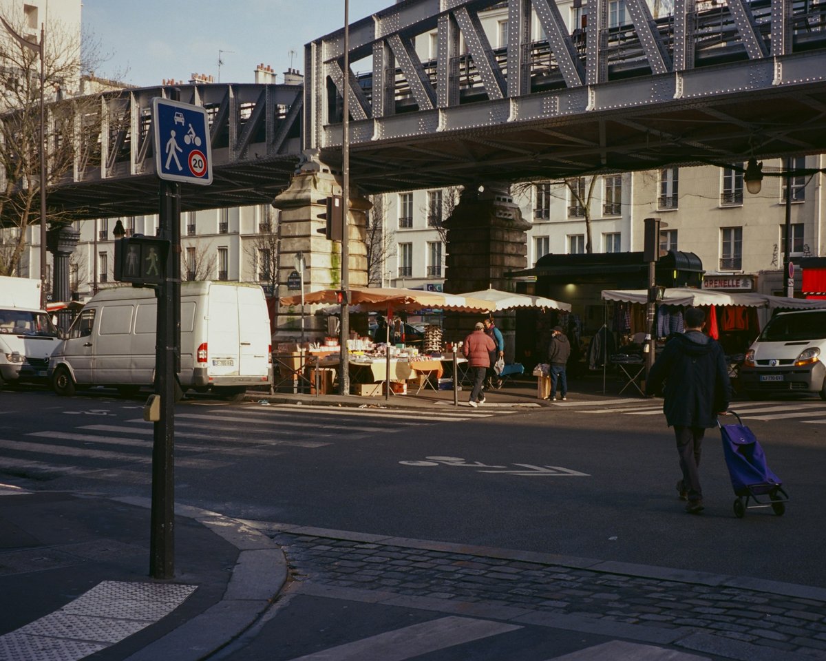 Marché de plein air installé sous la voie du métro aérien, à Paris