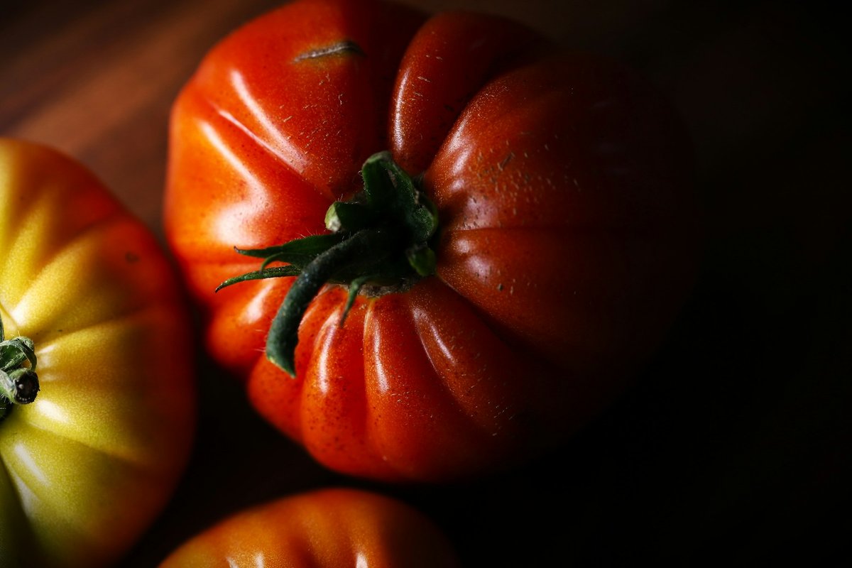 Tomates anciennes rouges et jaunes en gros plan